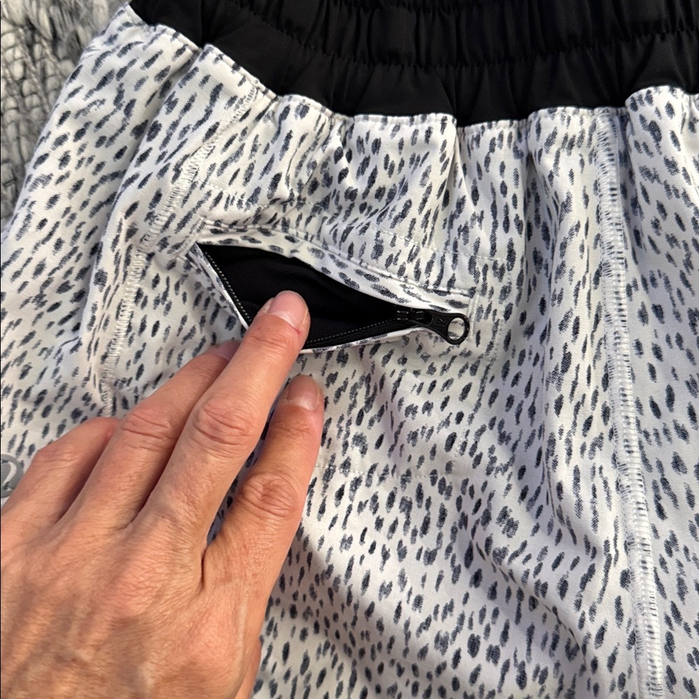 EUC Lululemon Size 4 Hotty Hot Shorts - Picture 4 of 7